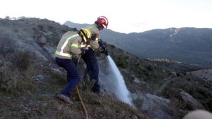 Bombers remullen la zona afectada per l'incendi de Cervera de la Marenda © ACN