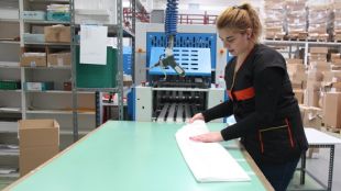 Una treballadora de la planta que Bedding Industrial Begudà té a Sant Joan les Fonts © ACN