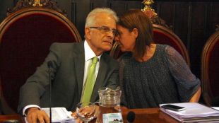 Berloso assegut a la cadira d'alcalde escoltant la futura alcaldessa, Marta Madrenas © ACN