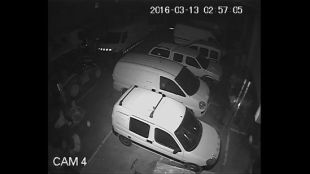 Un dels lladres agafant una escala per ajudar els altres dos a baixar © ACN