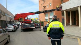 Els Bombers estudiant la façana afectada
