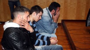Els tres acusats d'atracar a punta de pistola un banc a Bordils durant el judici (arxiu) © ACN