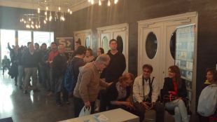 Més d'un centenar de persones han fet cua al Teatre Municipal © Aj. de Girona