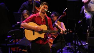 L'Èric Vergés, la veu principal d'Els Catarres, ahir a l'Auditori © ACN