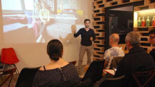 El responsable d’Operacions d'Airbnb Marketing Services, Carlos Lascarorz, exposant les dades a la Costa Brava © ACN