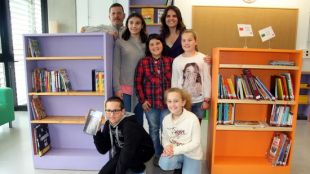 Alumnes del centre amb la presidenta de l'AMPA, Tere Vilar, i el responsable de la llibreria Geli, Pere Geli © ACN