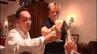 Ferran Adrià (esquerra) amb Gordon Ramsay a elBulli el 2000 © Channel 4