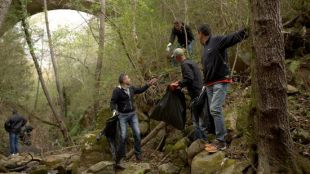 Els treballadors de les empreses d'aigua portant a terme l'acció de neteja
