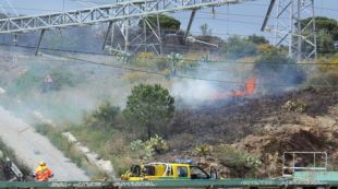 Els ADF i Bombers de la Generalitat treballant en el foc de Llançà © ACN