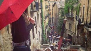 Una jove observant el Temps de Flors sota la pluja © Eva Bonmatí (Instagram)