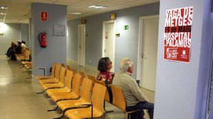 Un cartell informa sobre la vaga a l'interior de l'hospital © ACN