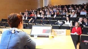 Una de les dermatòlogues de l'Hospital Trueta de Girona durant la jornada © ACN