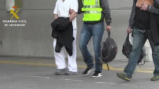 La Guàrdia Civil arrestant l'home acusat d'exercir com a fals metge (amb els caps tallats)