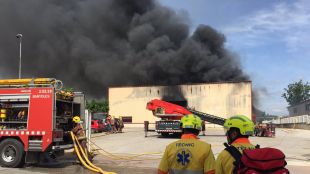 Els bombers treballant en l'extinció de l'incendi © Pau López