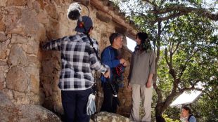 Un equip de cineastes russos donen indicacions a l'actriu Núria Florensa durant el rodatge © ACN