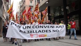 Els sindicats CCOO i UGT manifestant-se aquest matí © ACN