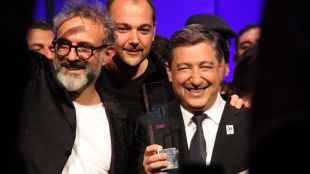 El xef Joan Roca celebrant juntament amb el propietari de l'Osteria Francescana, Massimo Bottura © ACN