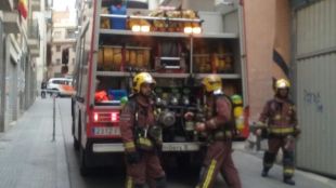 Els Bombers davant l'habitatge