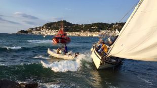 Els efectius han pogut recuperar el veler que havia quedat encallat a la platja del Port de la Selva © ACN