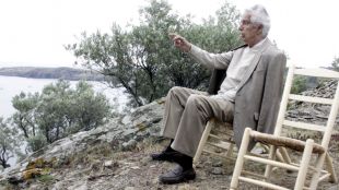 Antoni Pitxot assegut al mirador a la badia de Portlligat (arxiu) © ACN