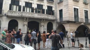 Periodistes esperant l'arribada de la Guàrdia Civil a l'Ajuntament de Girona © Jordi Arranz