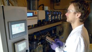 Un tècnic revisant la planta d'electrodesnitrificació