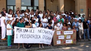 Grup de manifestants contra la precarietat de les instal·lacions de la UCI pediàtrica © ACN