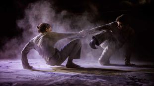Un instant durant l'espectacle 'Dust' que es podrà veure en aquesta 5a edició del Festival Claca