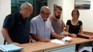 Els caps d'ERC, CUP, L'EST i UPM presentant la moció de censura davant a l'Ajuntament
