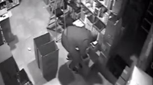 Un dels lladres captat per una de les càmeres de seguretat