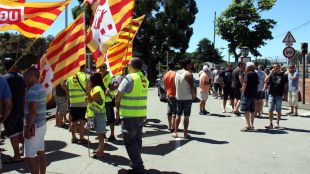 Grup de manifestants de la UGT davant l'entrada de l'empresa Nylstar, aquest matí © ACN