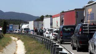Cua de vehicles a l'AP-7 abans de ser desviats per la sortida 2 a la Jonquera © ACN