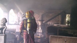 Els Bombers remullant la zona afectada