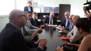 Reunió presidida pel conseller d'Empresa i Coneixement, Jordi Baiget, al consell comarcal de la Selva © ACN