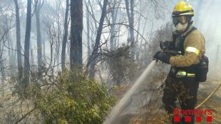 Un Bomber treballant en l'incendi de Blanes