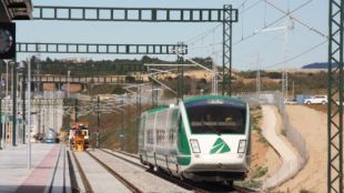 Un tren laboratori d'Adif fa viatges pel tram internacional del TAV per comprovar l'estat de la via © ACN