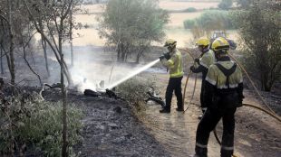 Bombers apagant el foc d'avui a Corçà © ACN
