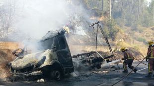 Els Bombers treballant en les tasques d'extinció