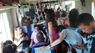 Els usuaris dempeus amb el tren ple a vessar © Juan D. Torres