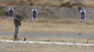 Un soldat de l'exèrcit espanyol realitza pràctiques de tir © ACN