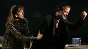 Els actors Gabriela Flores, interpretant Hermione, i David Bagés, com a Leontes © ACN