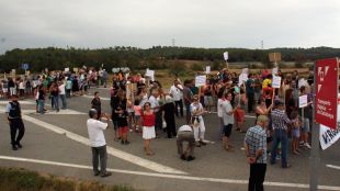 El moment en què els veïns envaeixen la calçada per tallar l'N-II © ACN
