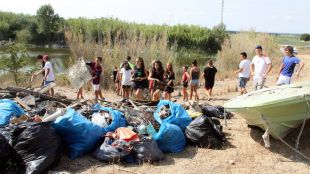 El grup de joves del camp de treball acabant d'extreure deixalles de les basses Saloma © ACN