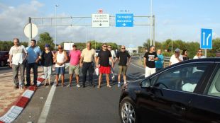 Un cotxe aturat davant dels manifestants que impedeixen l'accés a la C-32 © ACN