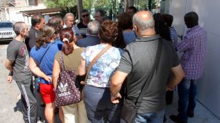 Els treballadors escolten els representants del comitè un cop surten de la reunió © ACN