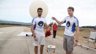 En Lluís Portella (esquerra) i Aleix Coma amb la sonda que han llançat avui © ACN