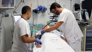 Atenció a un pacient amb sèpsia al box d'urgències del Trueta © ACN