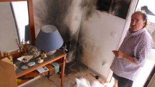 L'Eugenio mostra com un llamp ha cremat completament els quadres elèctrics de casa seva © ACN