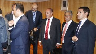 A la dreta, el director general de TP Ferro després que no s'hagi pogut fer la junta de creditors al jutjat mercantil de Girona © ACN