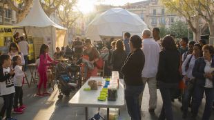 Desenes de persones omplint la Rambla de Figueres en la 7a edició del Festival Ingràvid © ACN